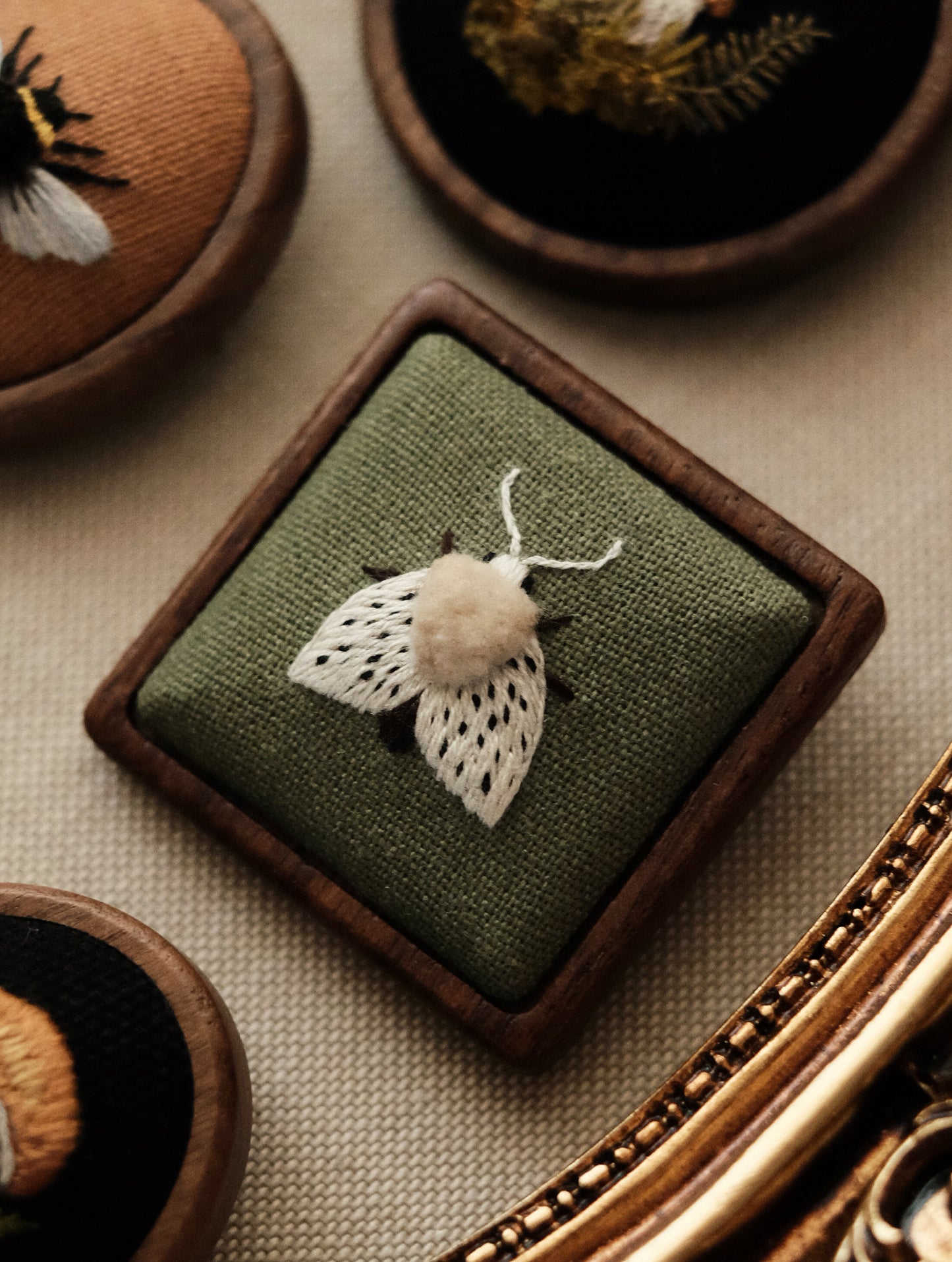 Broche écaille tigrée (fond vert)