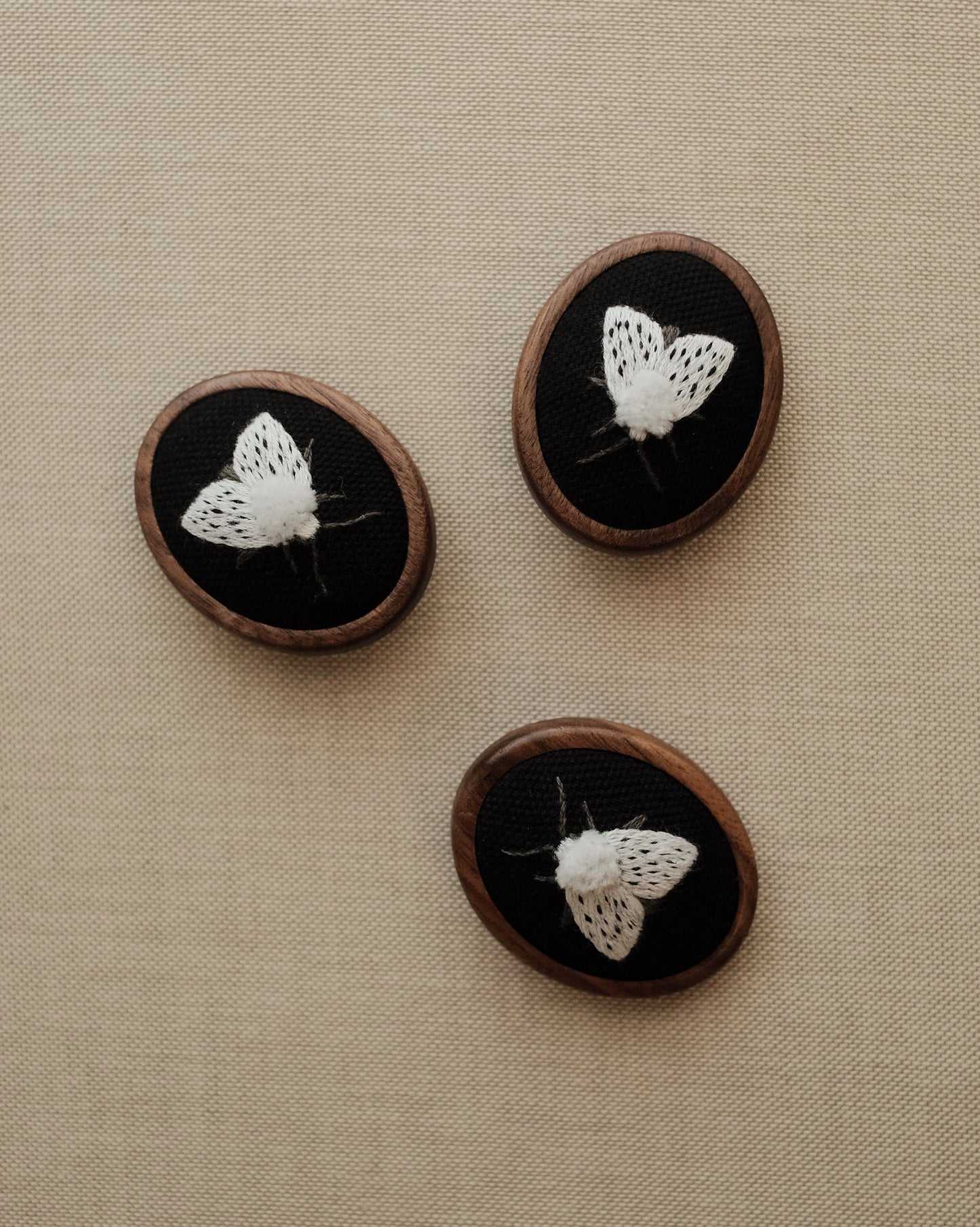 Broche papillon écaille tigrée