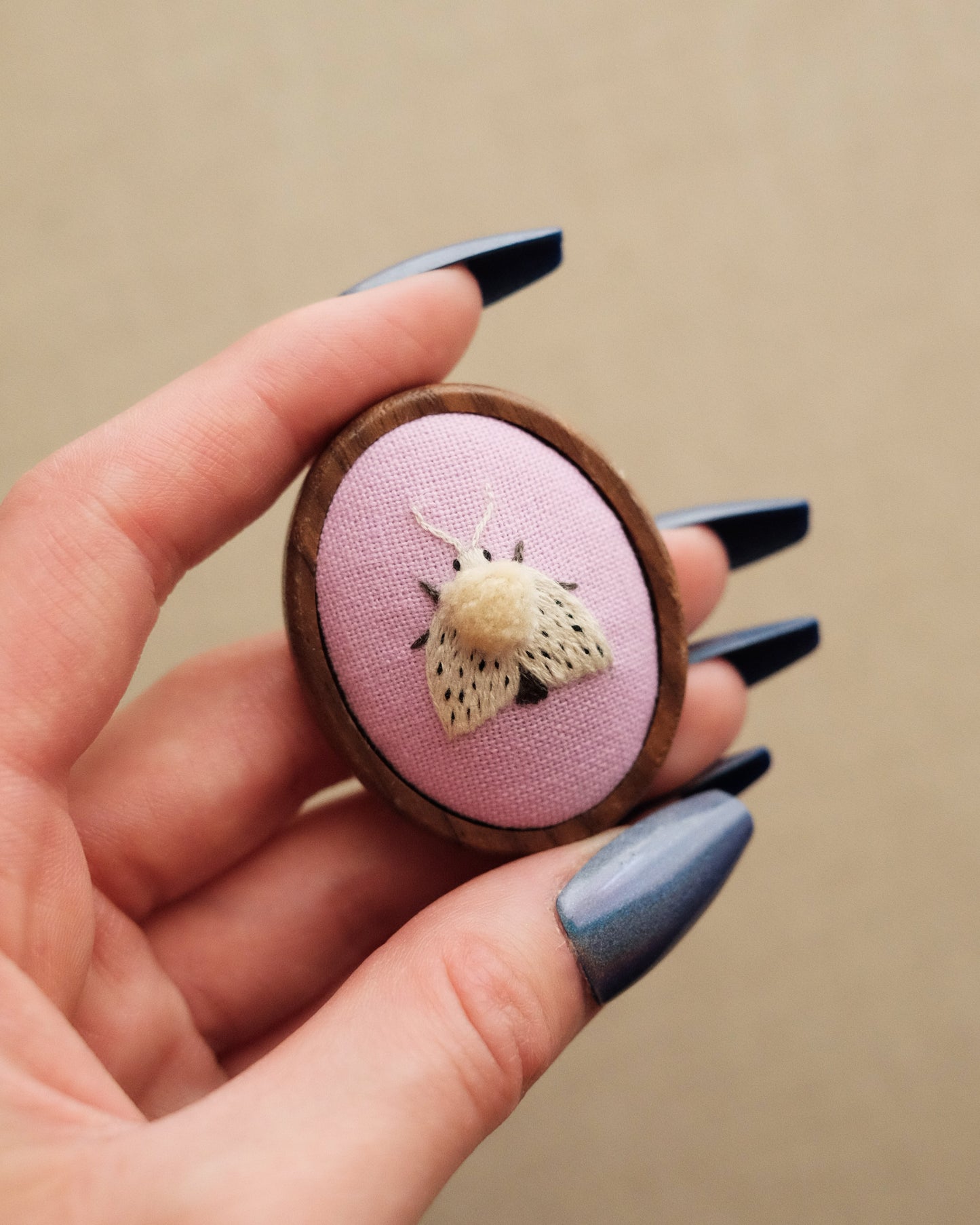Broche écaille tigrée (fond rose)