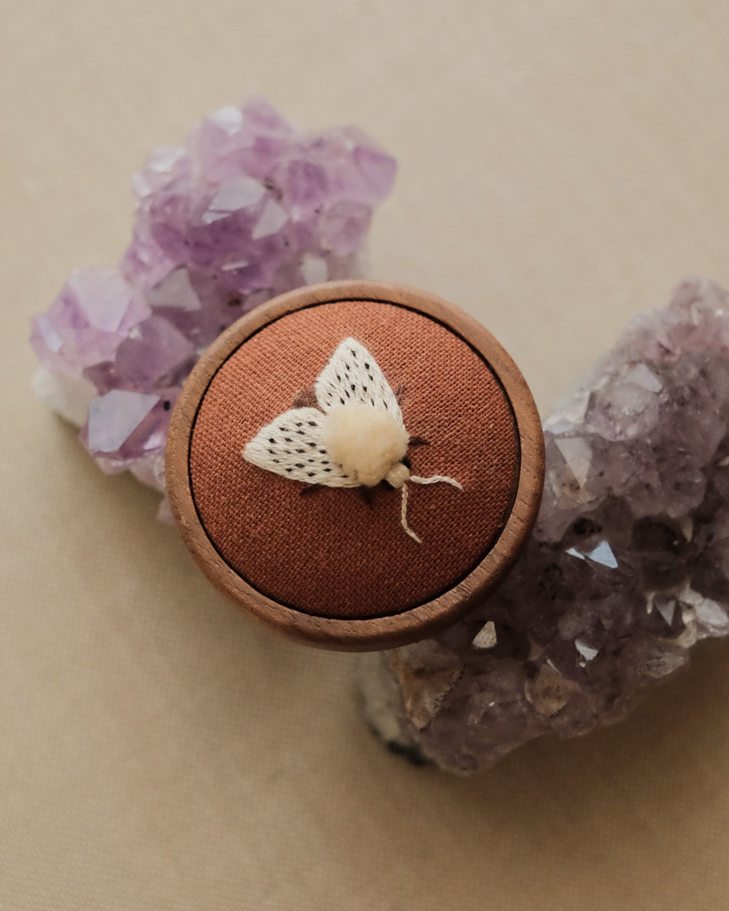 Écaille tigrée (fond marron)