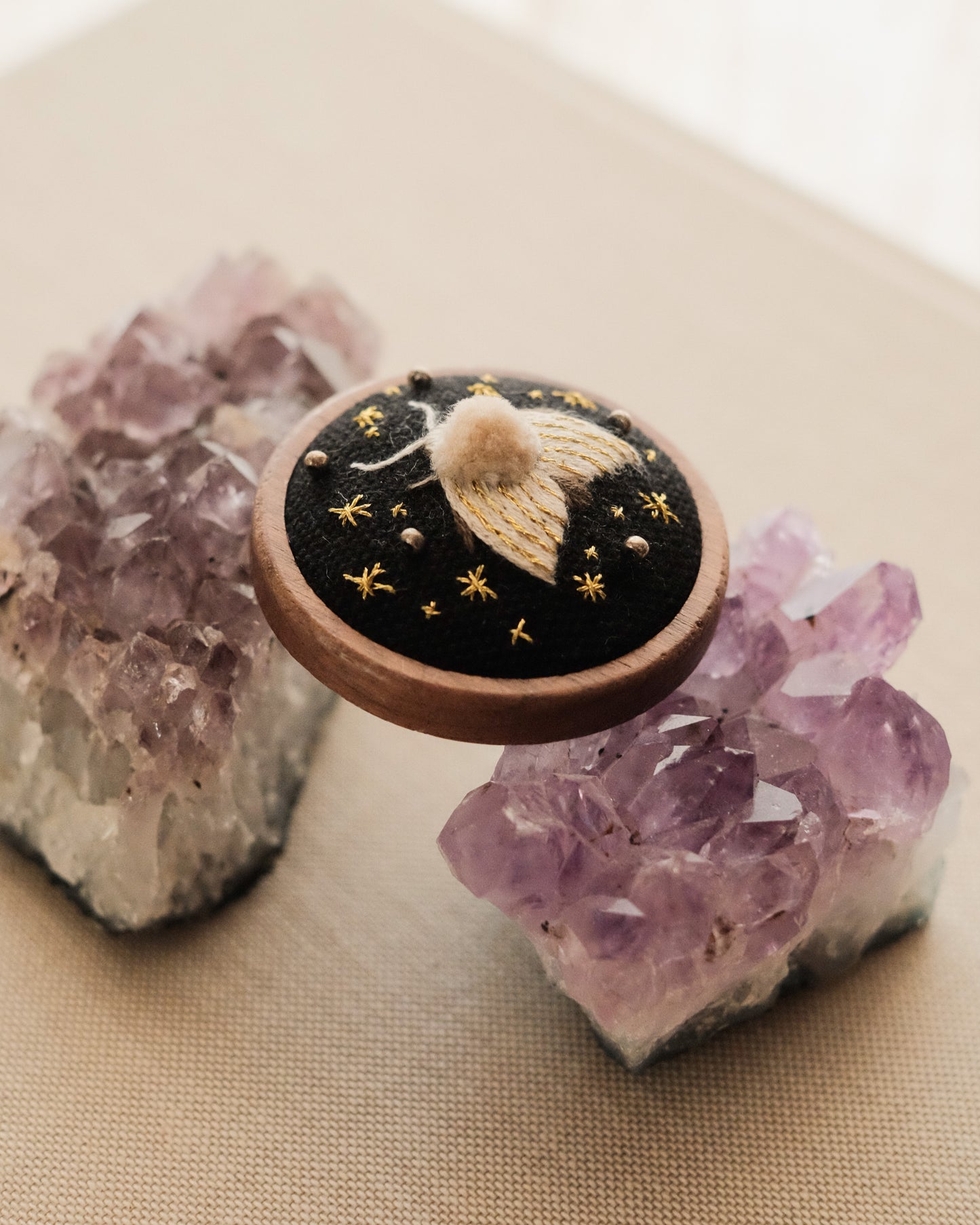 White Sparkly moth (doré)