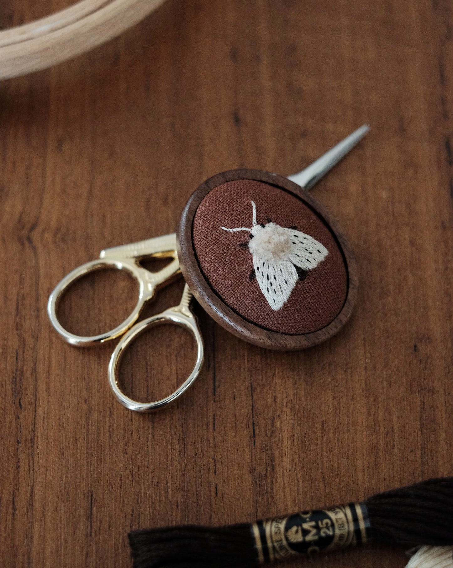Écaille tigrée (fond marron)