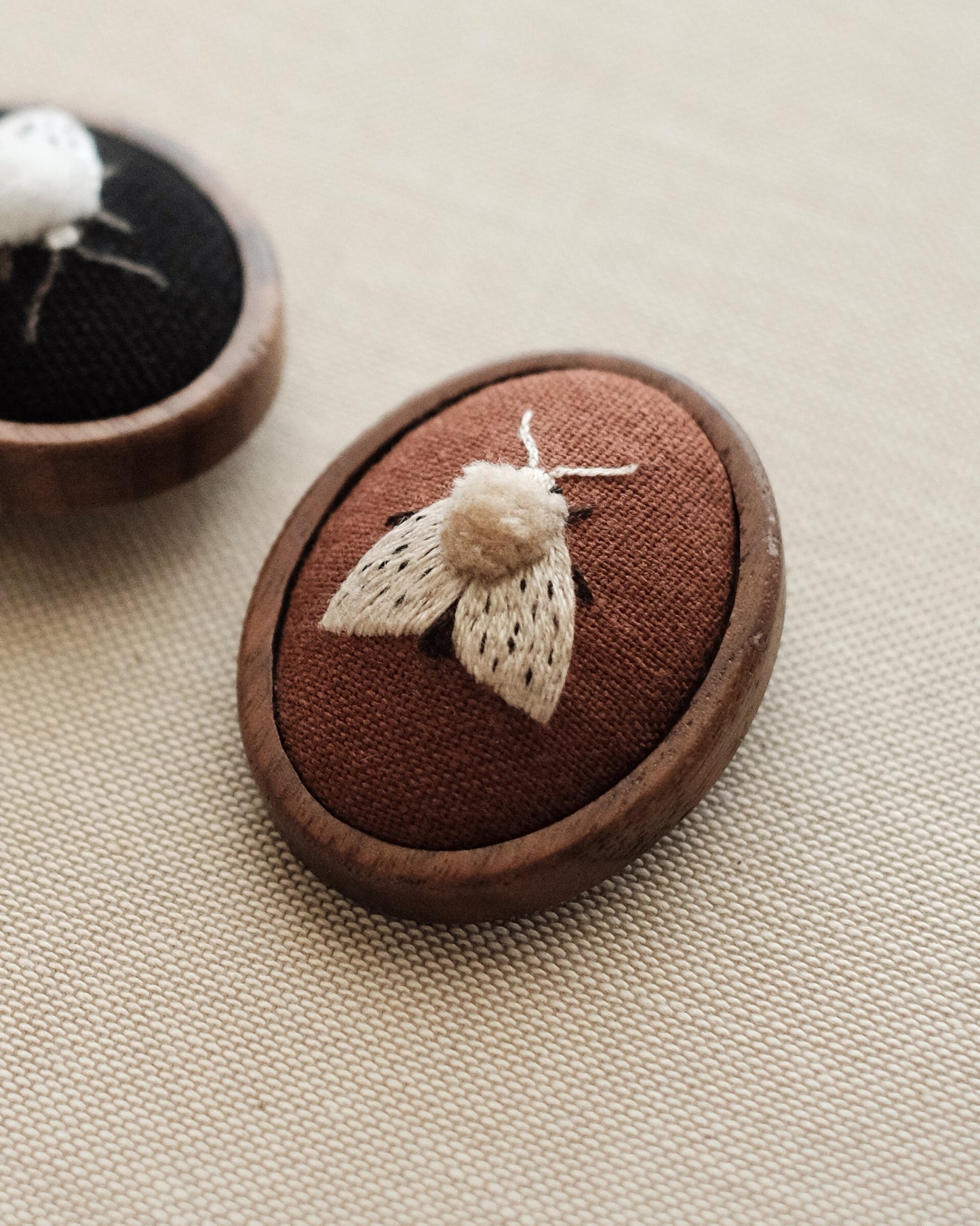 Écaille tigrée (fond marron)