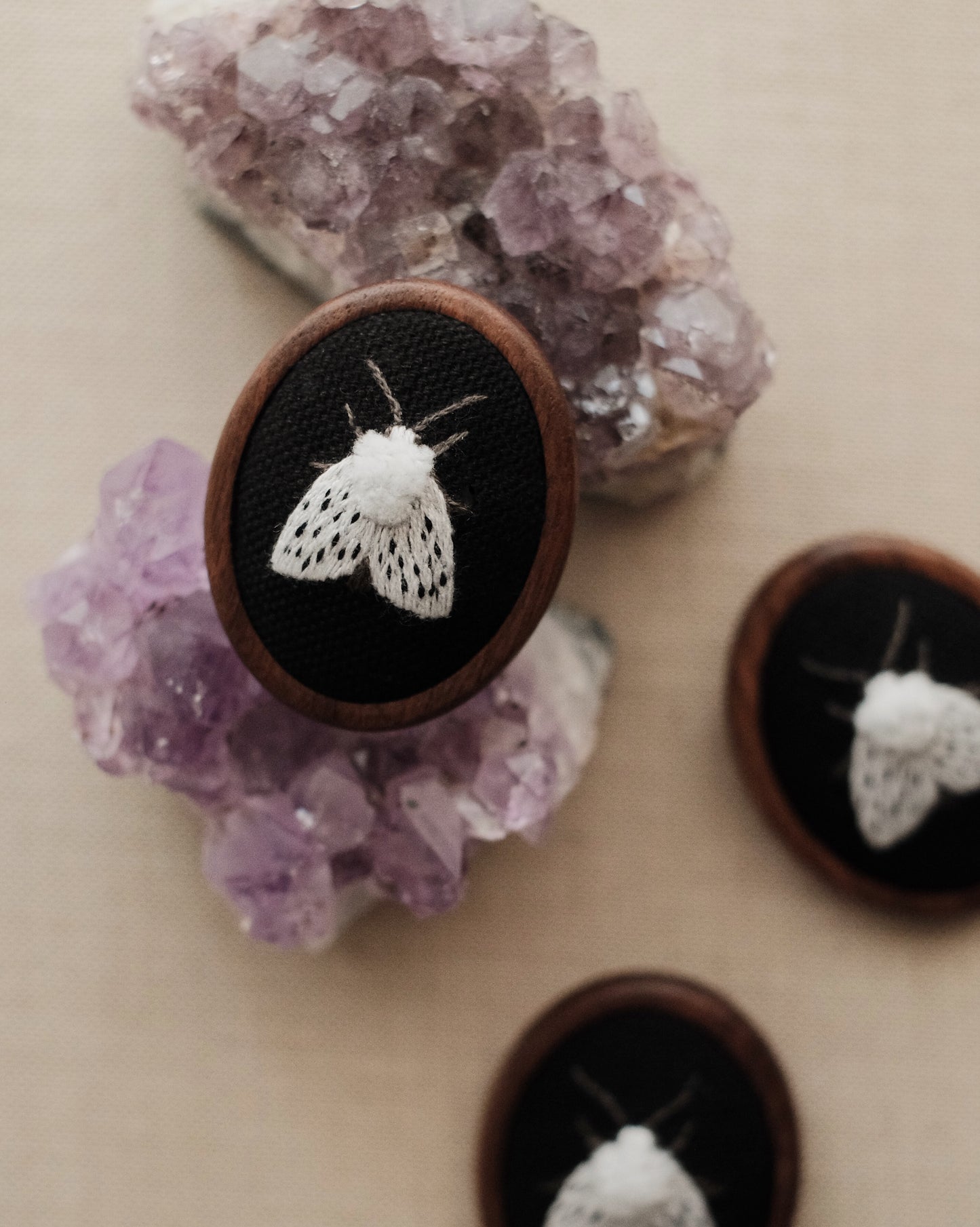 Broche papillon écaille tigrée