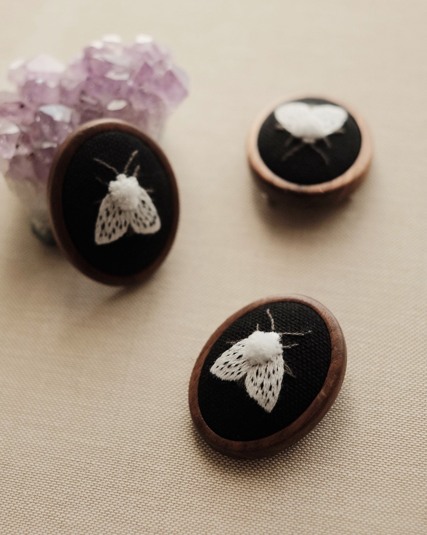 Broche papillon écaille tigrée