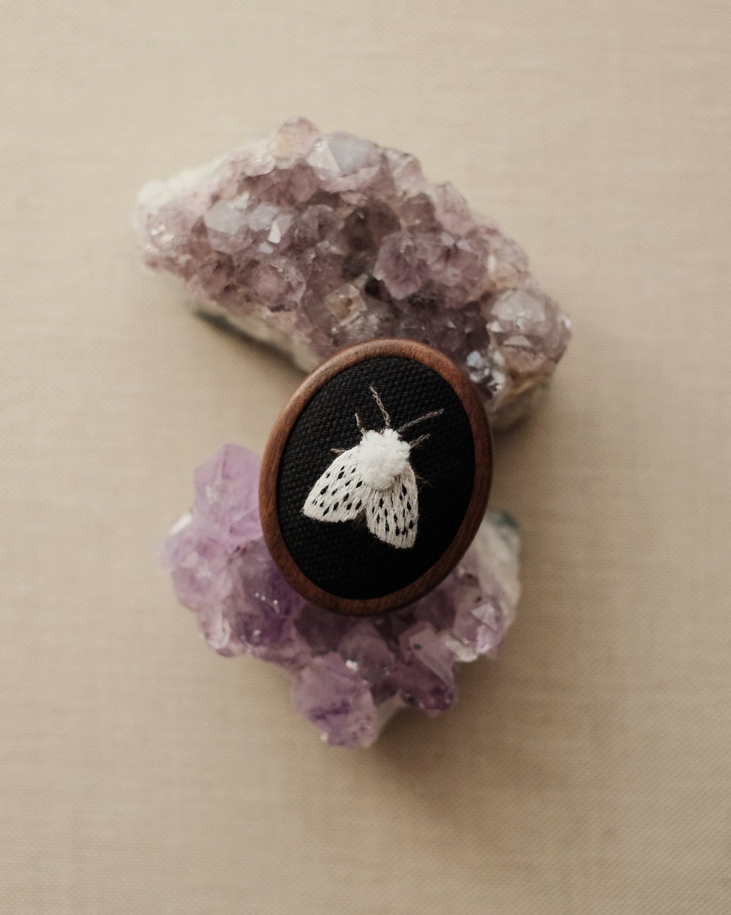 Broche papillon écaille tigrée