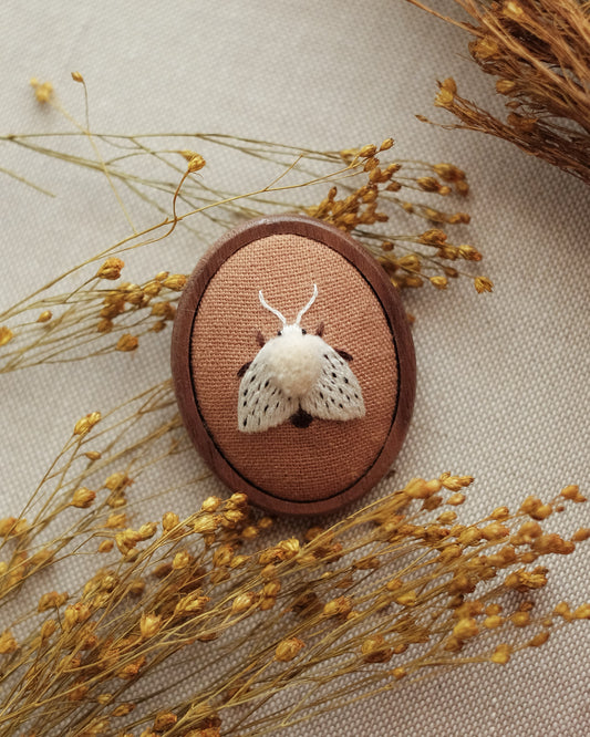 Broche écaille tigrée (fond caramel)