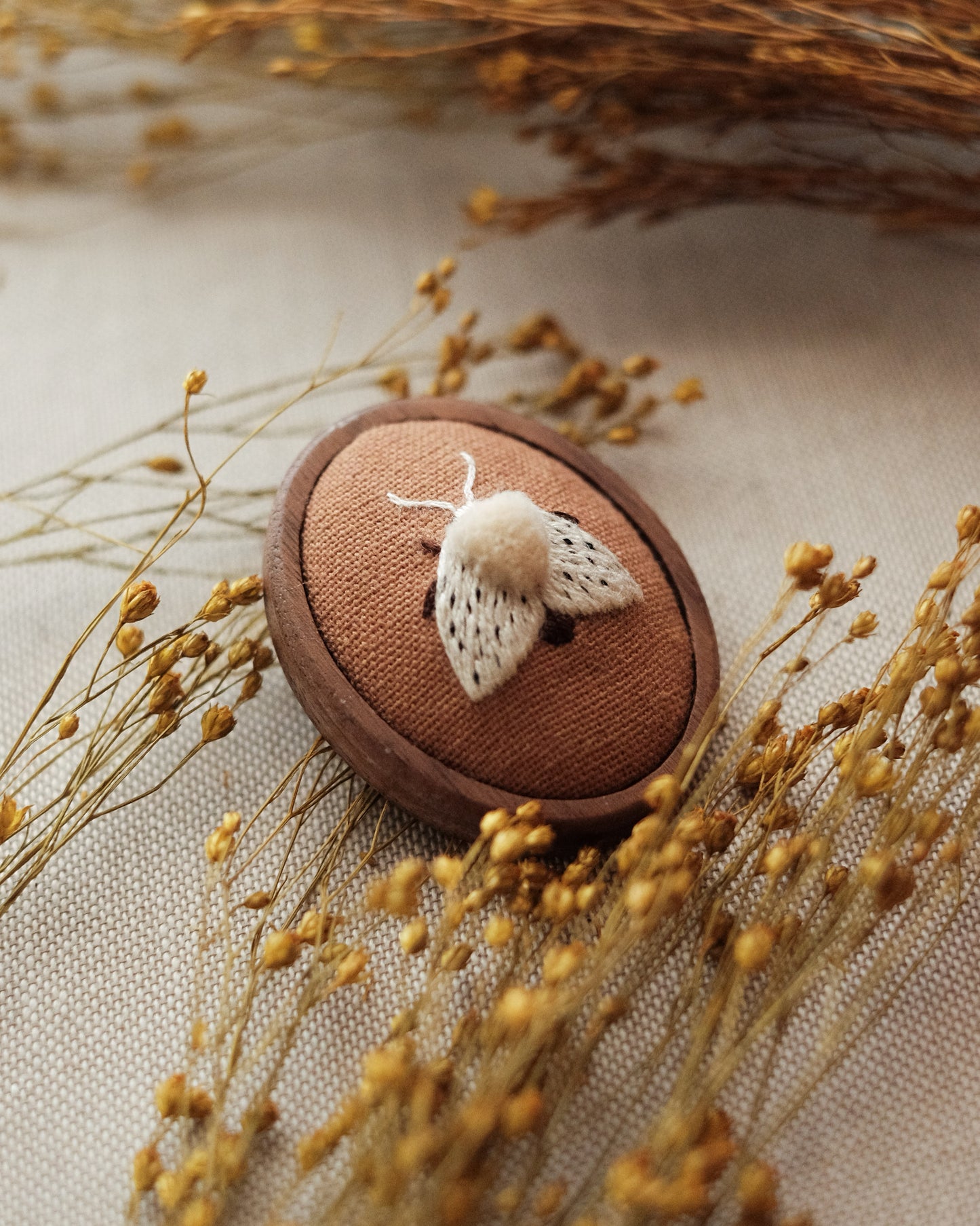 Broche écaille tigrée (fond caramel)