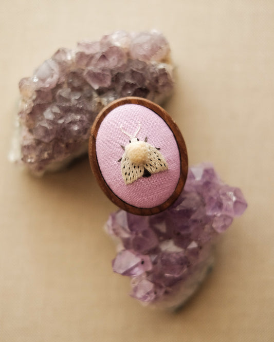 Broche écaille tigrée (fond rose)