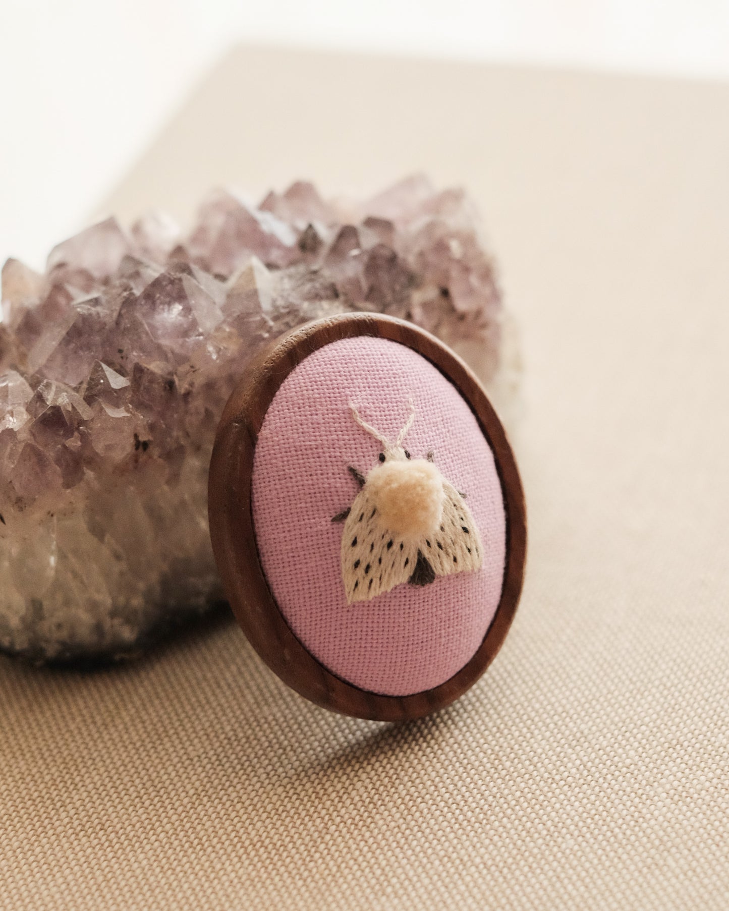 Broche écaille tigrée (fond rose)