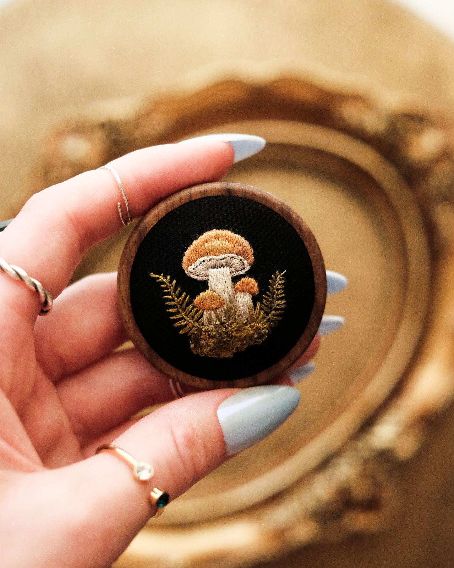 Broche champignons bruns (fond noir)