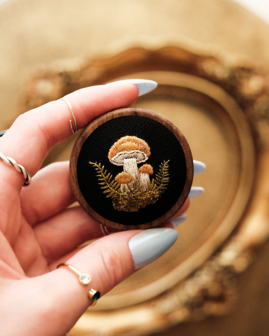 Broche champignons bruns (fond noir)