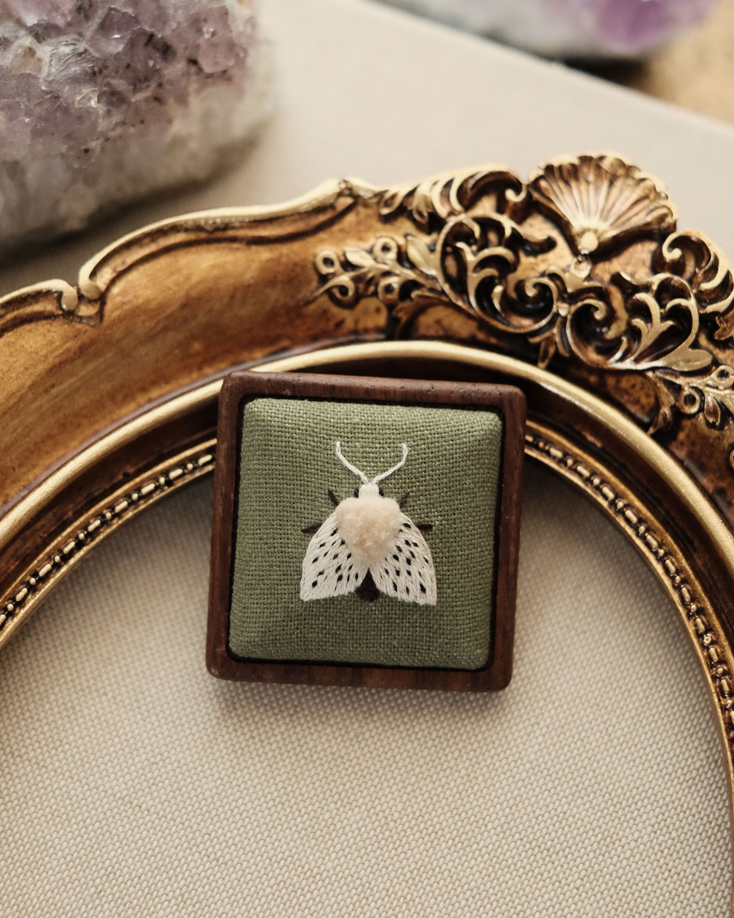 Broche écaille tigrée (fond vert)