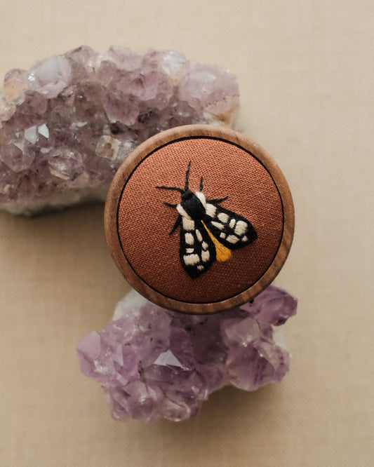 Écaille villageoise (fond marron)