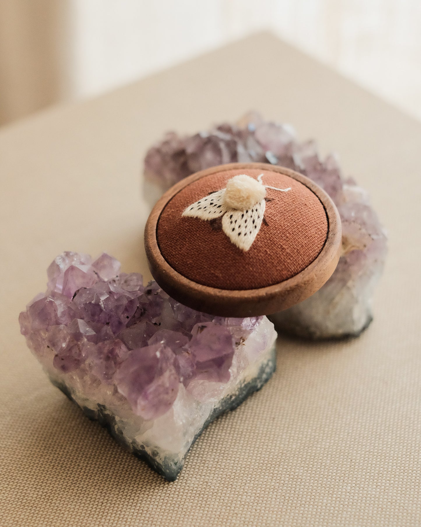 Écaille tigrée (fond marron)