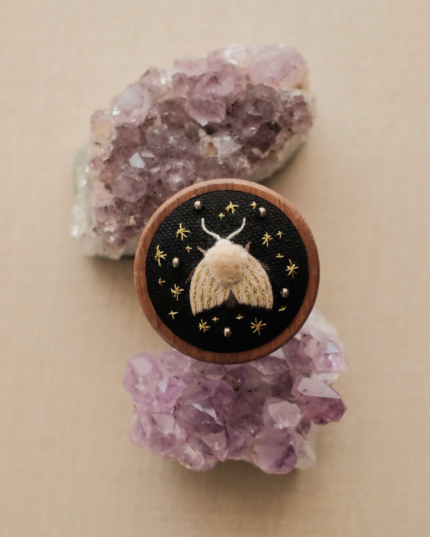 White Sparkly moth (doré)