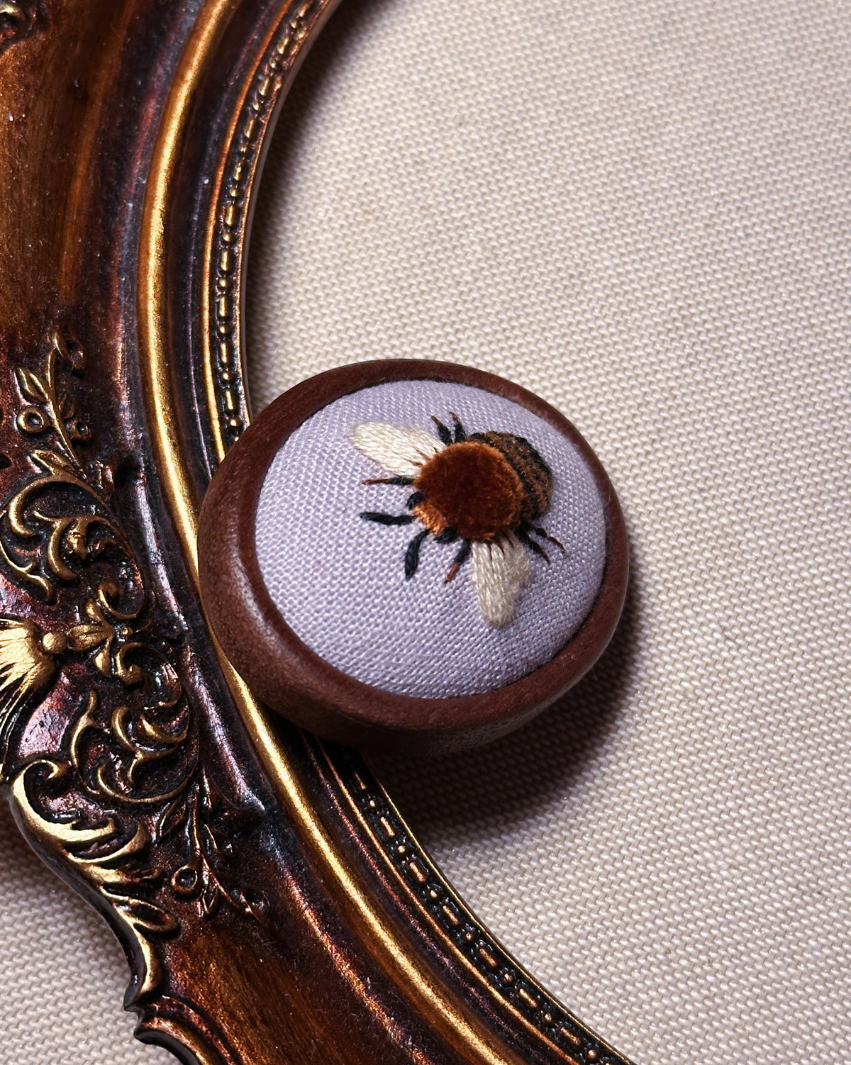 Abeille - broche ou mini cadre