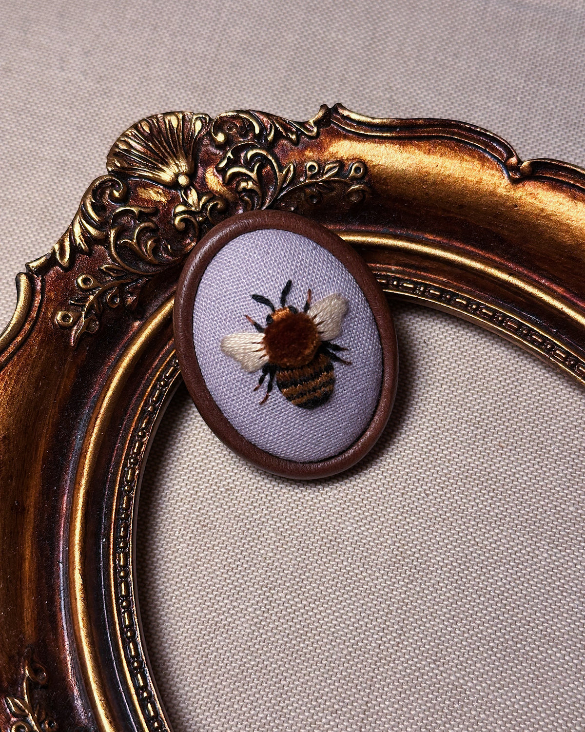 Abeille - broche ou mini cadre